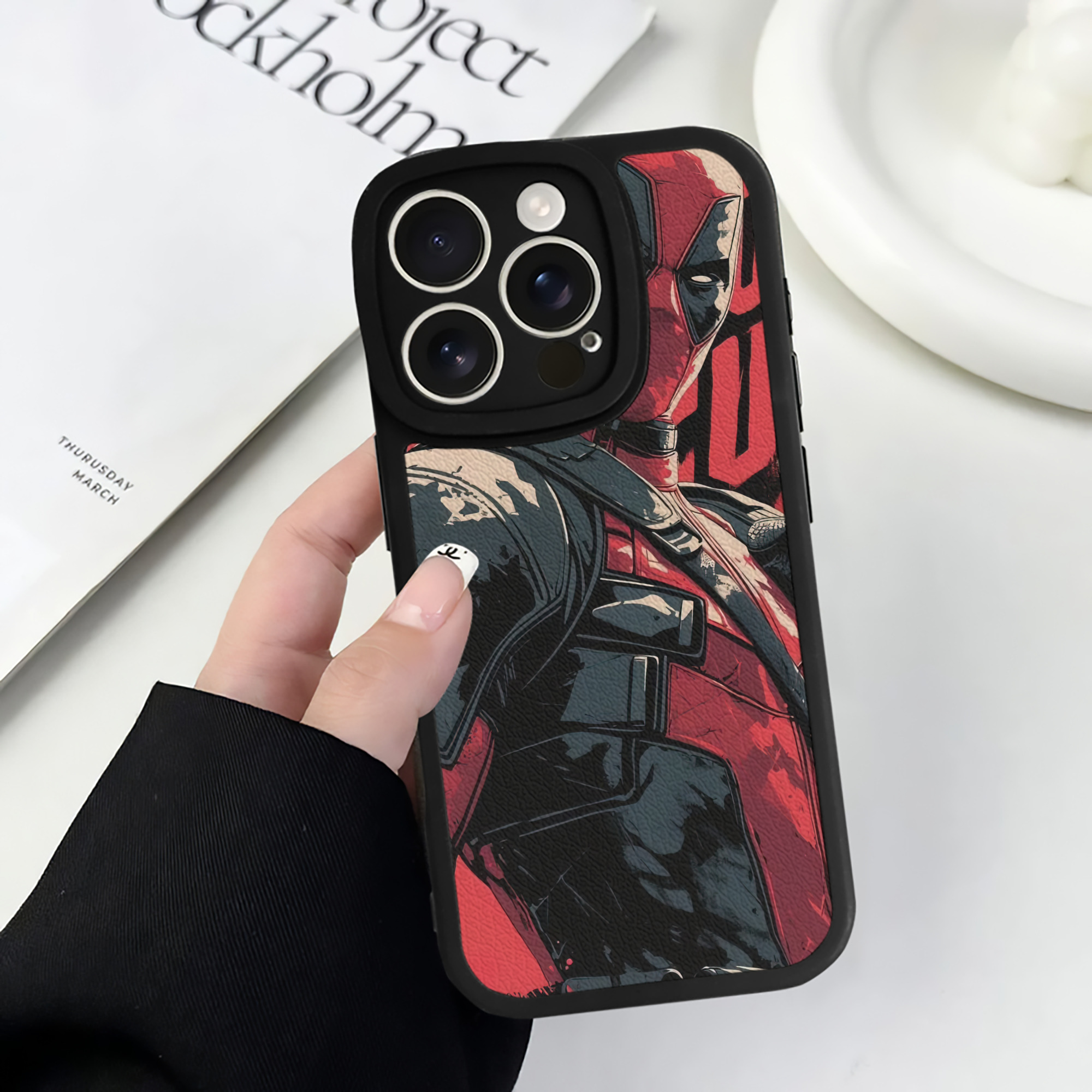 （画像用） Deadpool デッドプール 【iPhone 16シリーズ対応】シリコンスマホケース（レザー調） 材質：シリコン